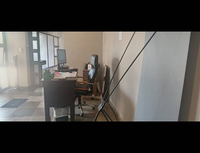 380M² OFFICE FOR SALE IN FLAMWOOD